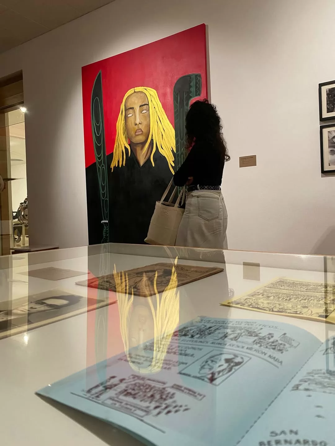 Visitante de la exposición Digna Rabia