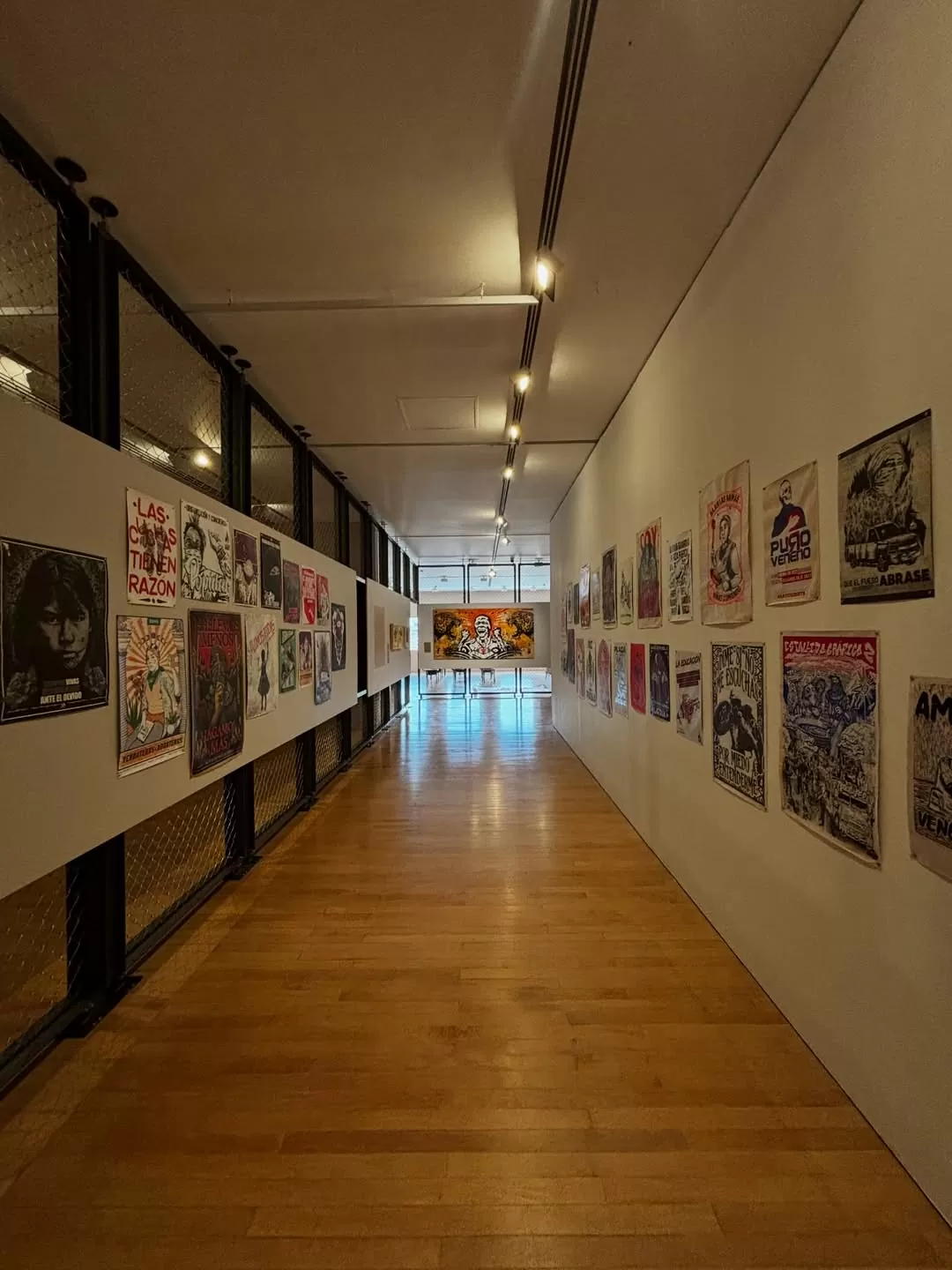 Pasillo de la exposición Digna Rabia