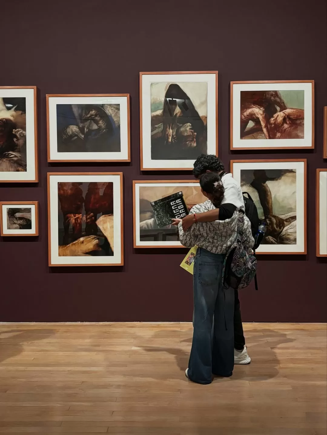 Pareja observando la exposición Digna Rabia
