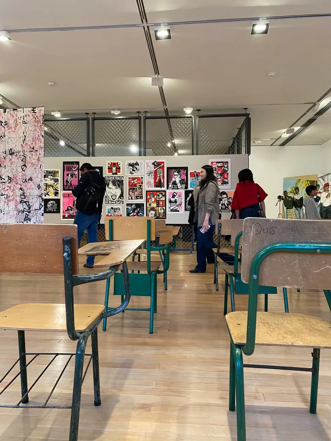 Obras y visitantes de la la exposición Digna Rabia