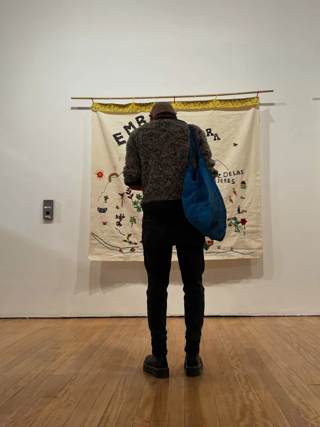 Visitante de la exposición Digna Rabia