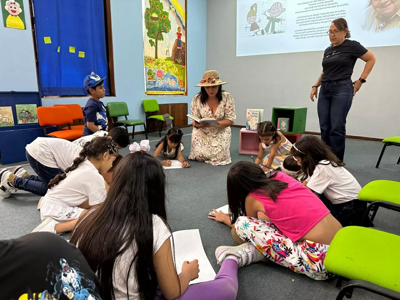 Niños y niñas leyendo en círculo 