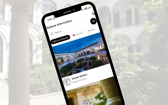 Imagen de celular con plataforma Bloomberg Connects sobre fondo del Museo Botero.