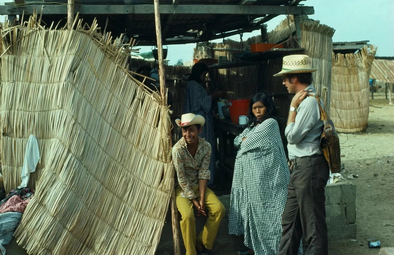 Dos indígenas wayuu junto al antropólogo Néstor Uscátegui Mendoza. La Guajira, junio de 1961. Brian Moser