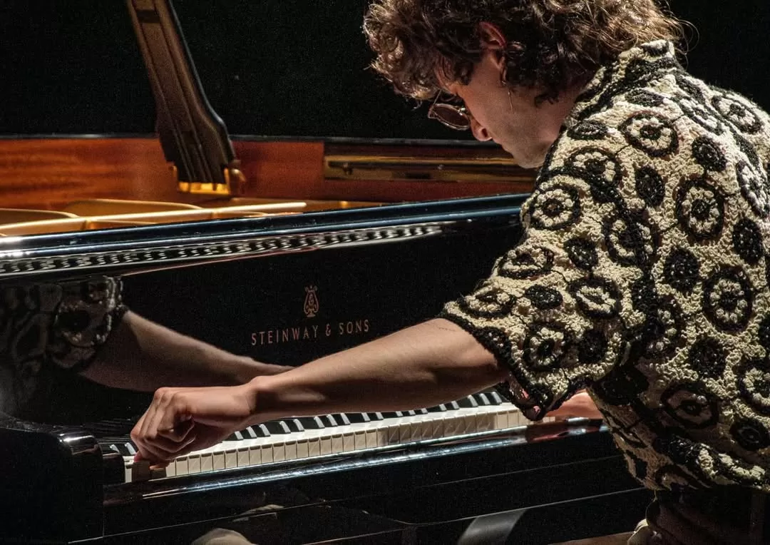 Fotografía de Duplat tocando el piano 