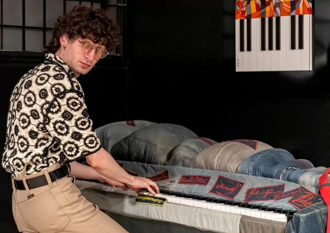Fotografía de Duplat tocando el piano