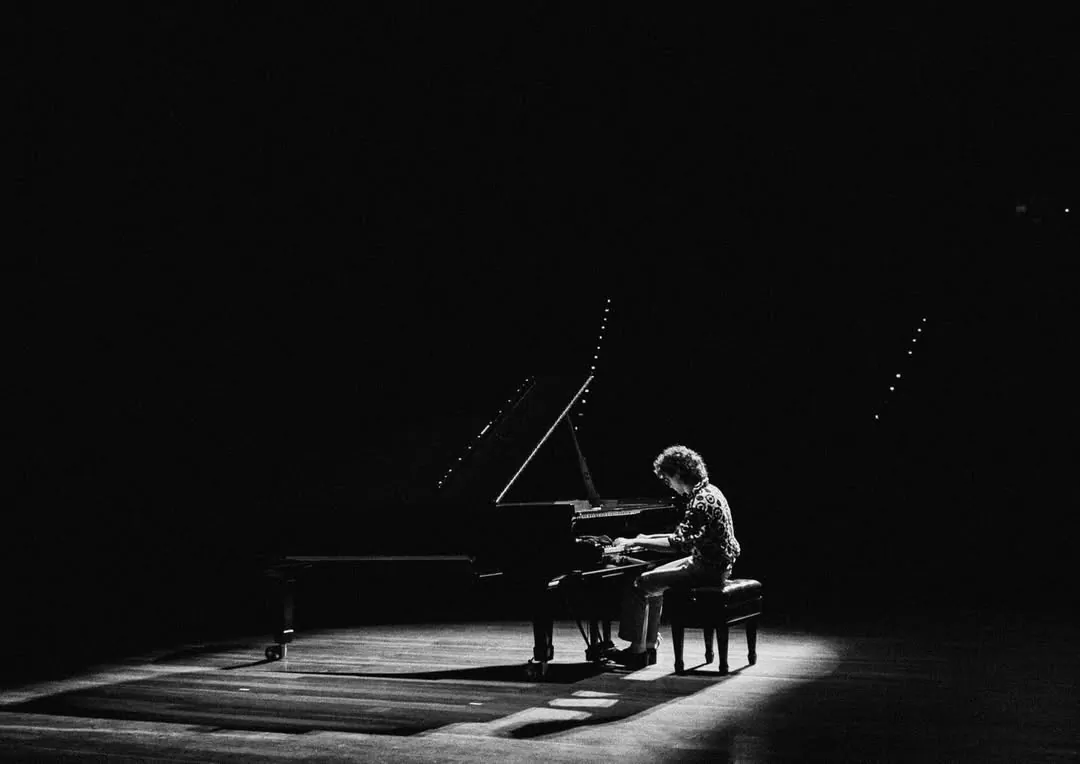 Fotografía de Duplat a blanco y negro tocando el piano 