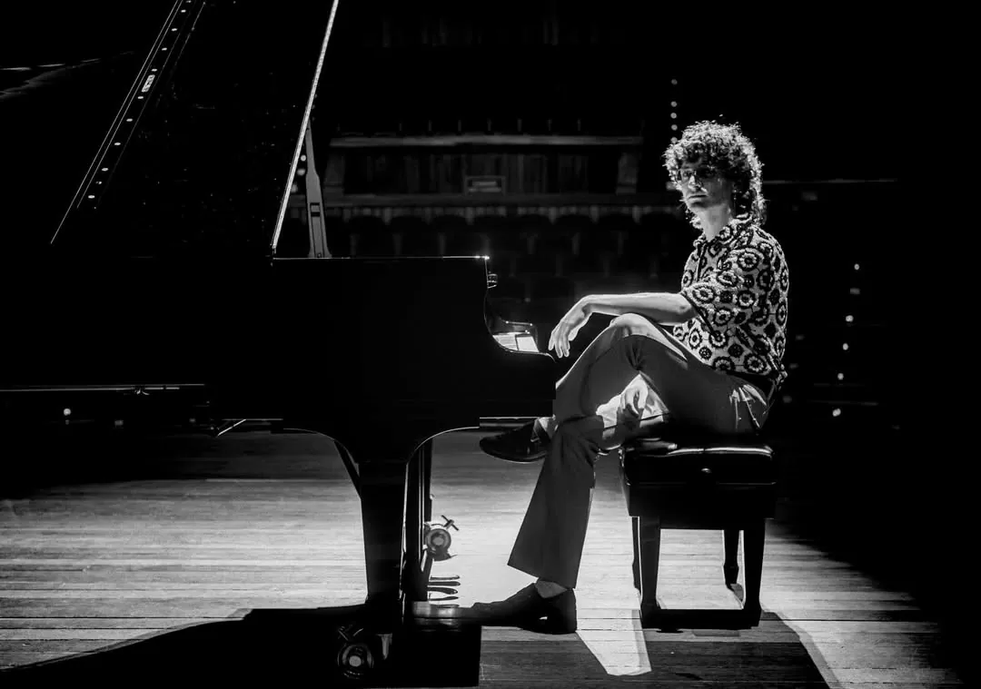 Fotografía a blanco y negro de Duplat tocando el piano 