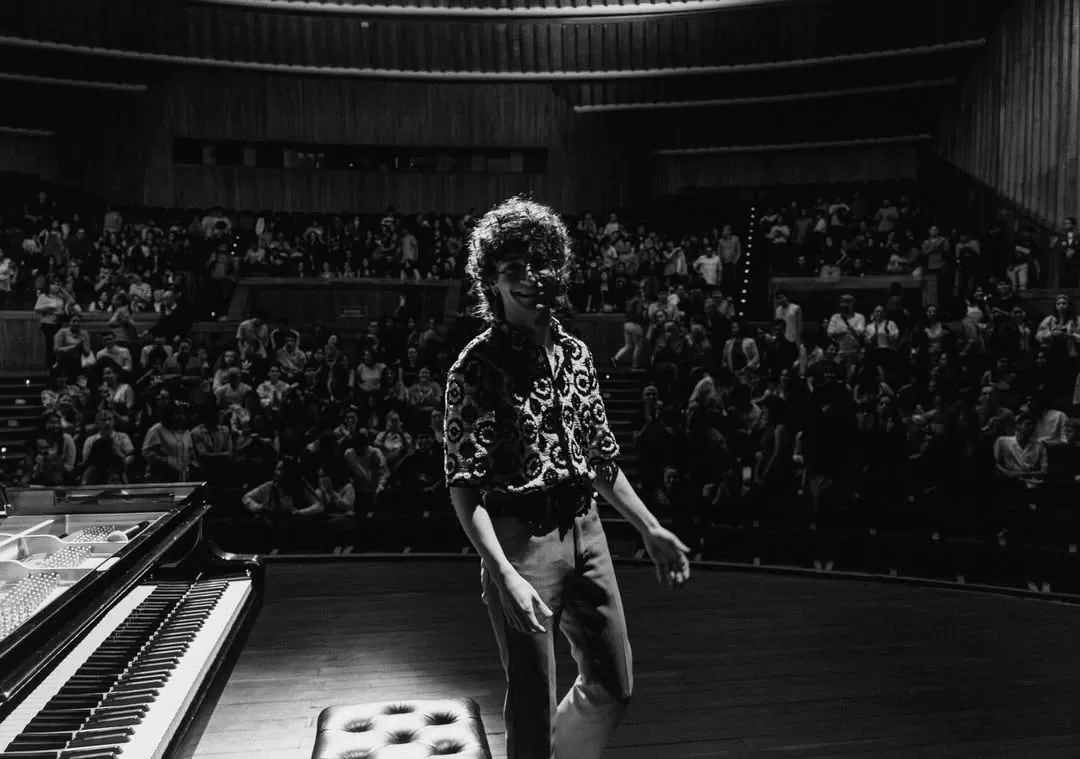 Fotografía a blanco y negro de Duplat sonriendo
