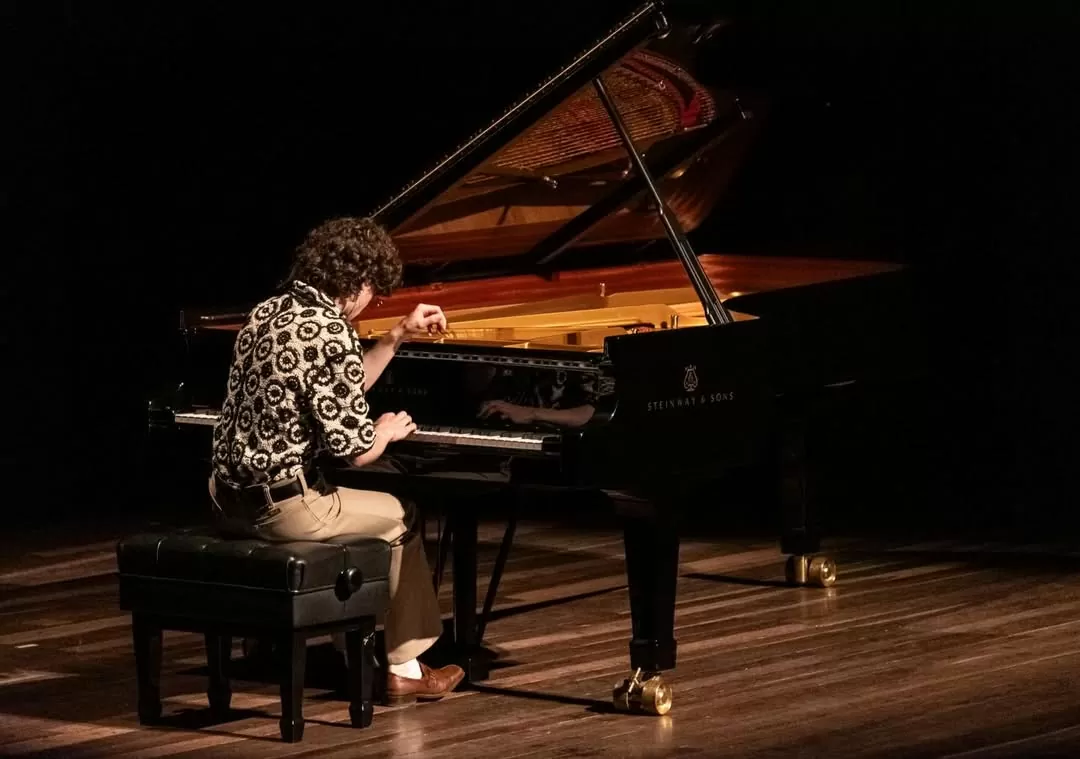 Fotografía de Duplat tocando el piano 