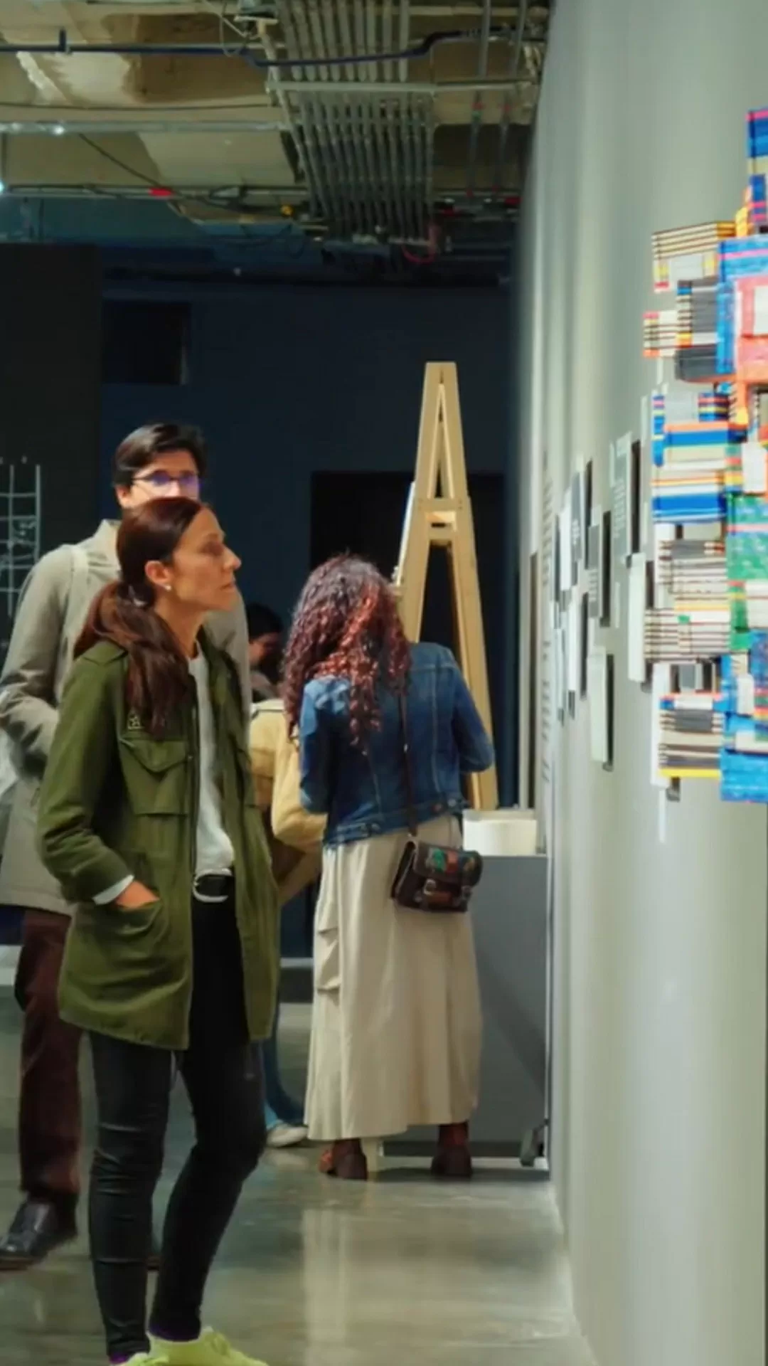 Asistente a la exposición de El Parqueadero 