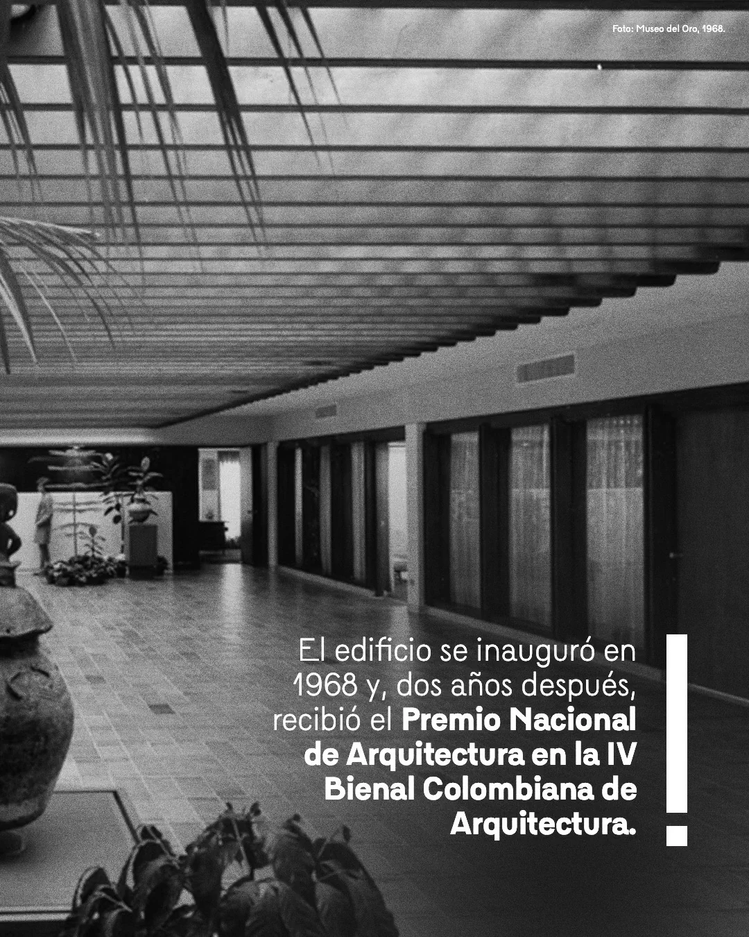 Fotografía antigua del Museo del Oro y el texto: El edificio se inauguró en 1968 y, dos años después, recibió el Premio Nacional de Arquitectura en la IV Bienal Colombiana de Arquitectura