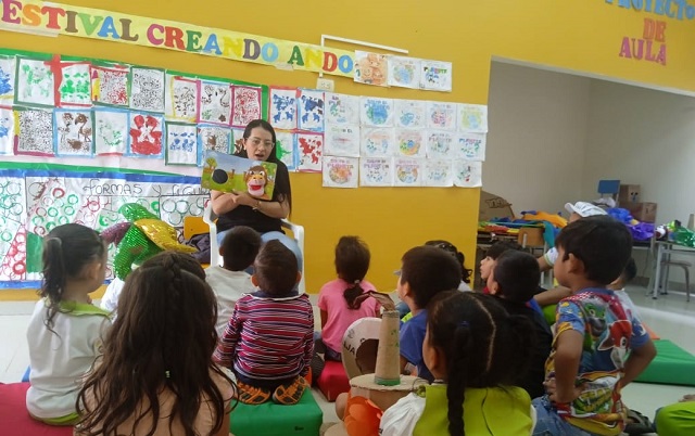 Niños en taller de lectura en voz alta