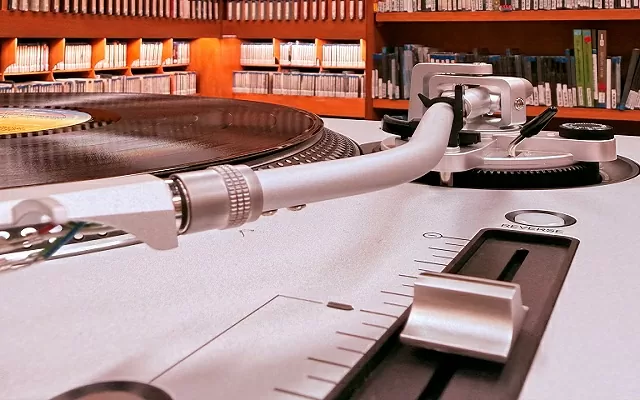 Reproductor de LP de la sala de musica BLAA