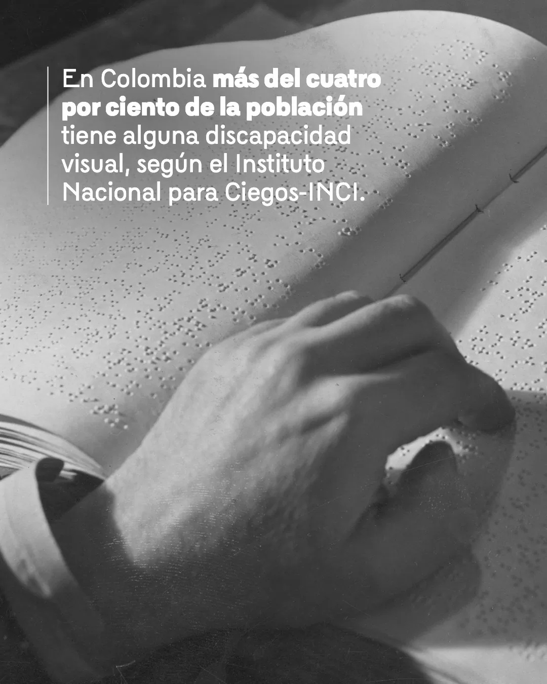 Imagen de una mano con un libro en braille y el texto: En Colombia más del cuatro por ciento de la población tiene alguna discapacidad visual, según el Instituto Nacional para Ciegos - INCI