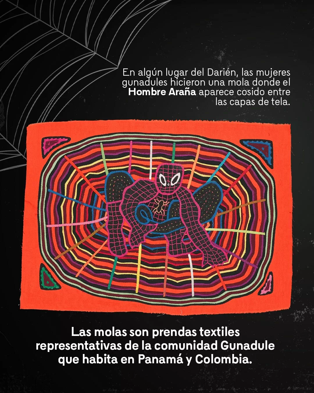 Imagen de mola y el texto: En algún lugar el Darién, las mujeres gunadules hicieron una mola donde el Hombre Araña aparece cosido entre las capas de tela