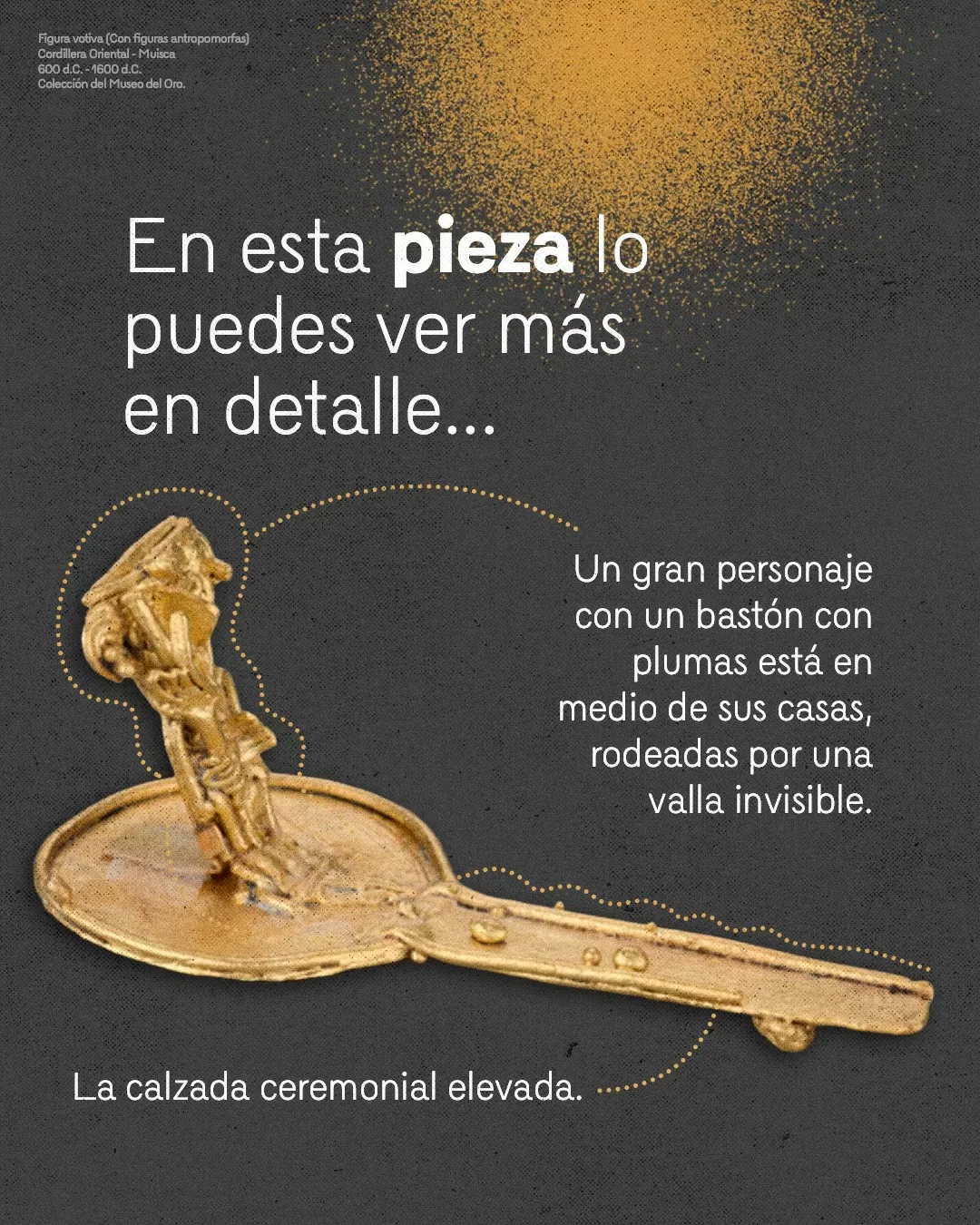 Imagen de figura votiva y el texto: En esta pieza lo puedes ver en detalle... Un gran personaje con un bastón con plumas está en medio de sus casas, rodeadas por una valla invisible 
