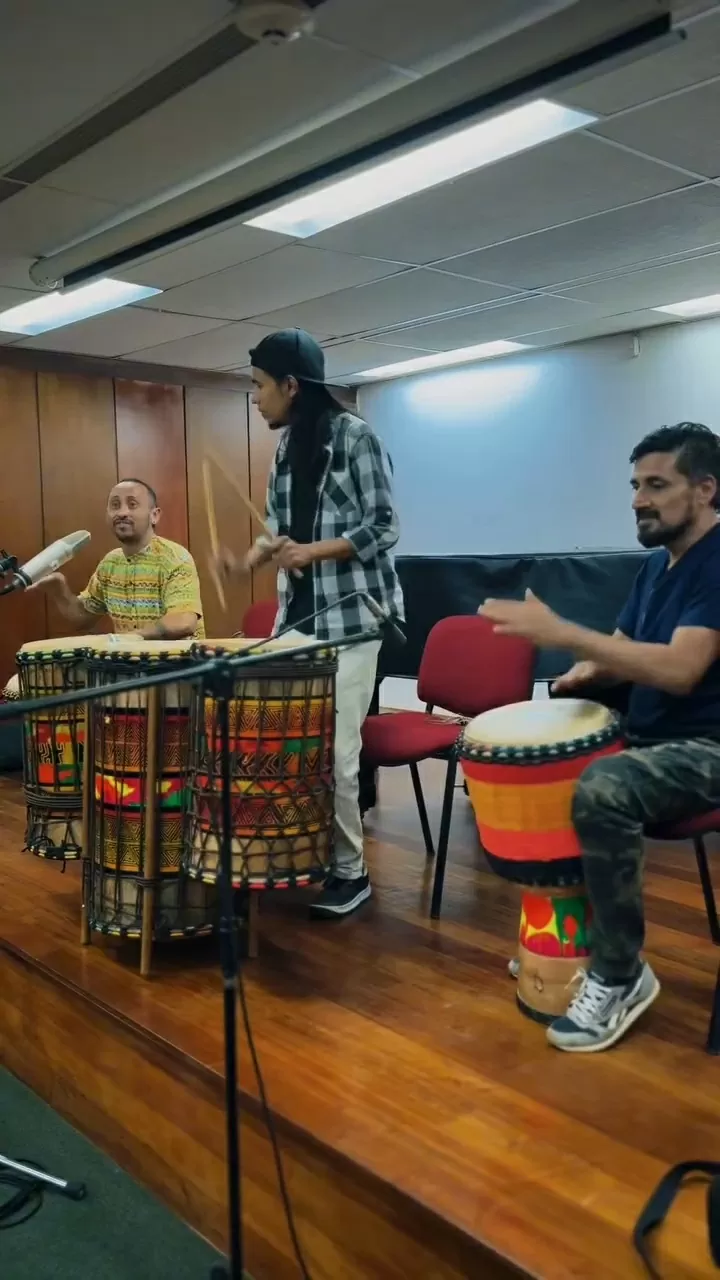 Fotografía de jóvenes en la sala musical de Ibagué