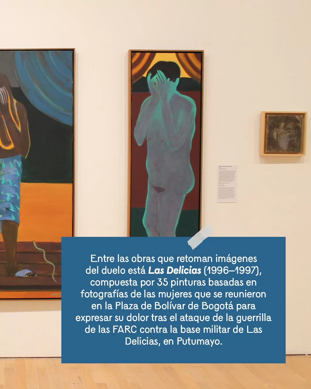 Recortes de prensa y el texto: Entre las obras que retoman imágenes del duelo están "Las Delicias" (1996-1997), compuesta por 35 pinturas basadas en las fotografías de las mujeres que se reunieron en la Plaza de Bolívar de Bogotá para expresar su dolor tras el ataque de la guerrilla de las FARC contra la base militar de Las Delicias, en Putumayo