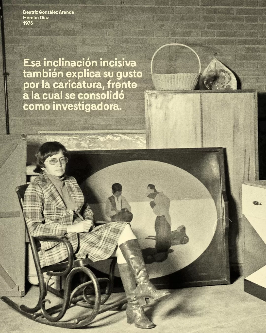 Fotografía de Beatriz González sentada en su taller y el texto: Esa inclinación incisiva también explica su gusto por la caricatura, frente a la cual se consolidó como investigadora
