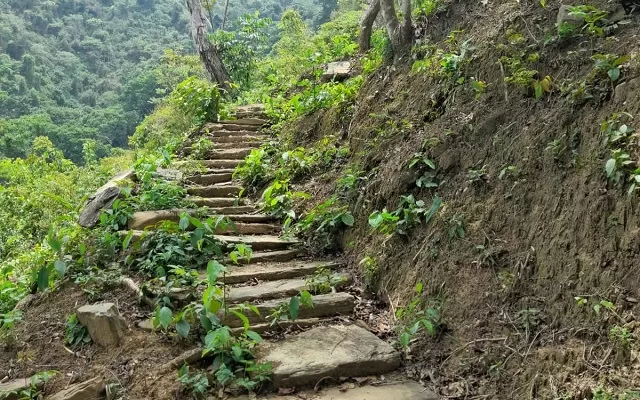 Escaleras de piedra en el sitio Miraflores, en las montañas de la Sierra Nevada de Santa Marta 
