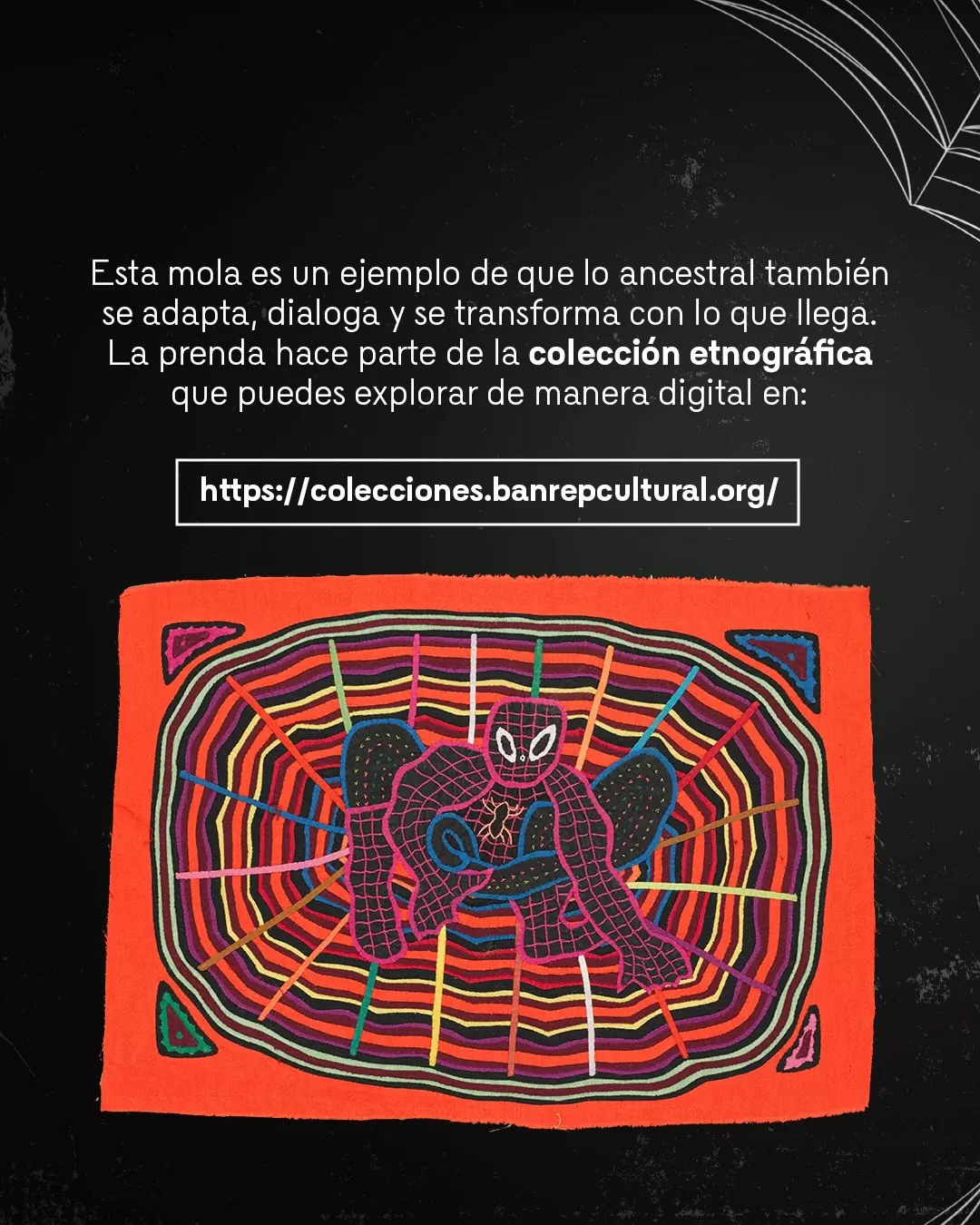 Imagen de mola y el texto: Esta mola es un ejemplo de que lo ancestral también se adapta, dialoga y se transforma con lo que llega