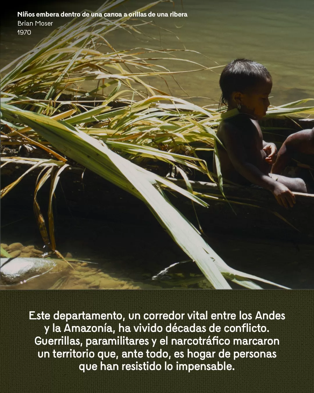 Fotografía de niños embera dentro de una canoa y el texto: El departamento, un corredor vital entre los Andes y la Amazonía, ha vivido décadas de conflicto. 