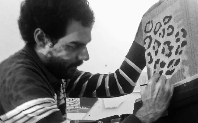 En la imagen se observa al artista Esteban López y su obra Sin título 