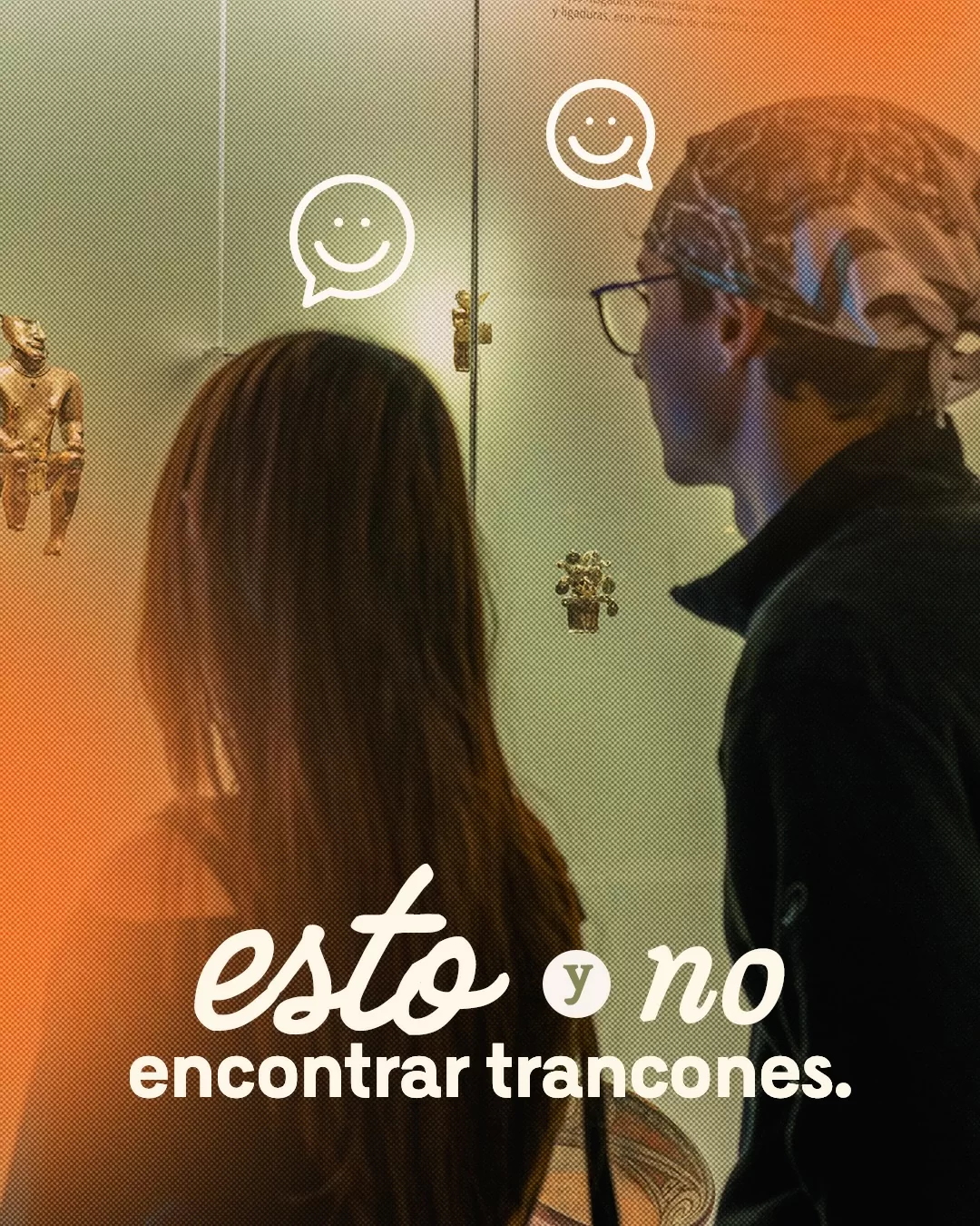 Fotografía de visitantes observando piezas del Museo del Oro y el texto: Esto y no encontrar trancones