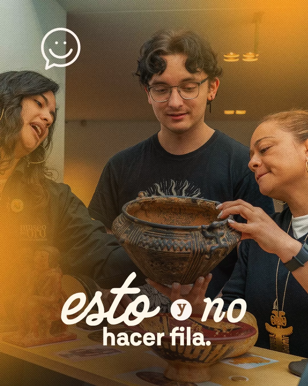 Fotografía de visitantes observando piezas del Museo del Oro y el texto: Esto y no hacer fila