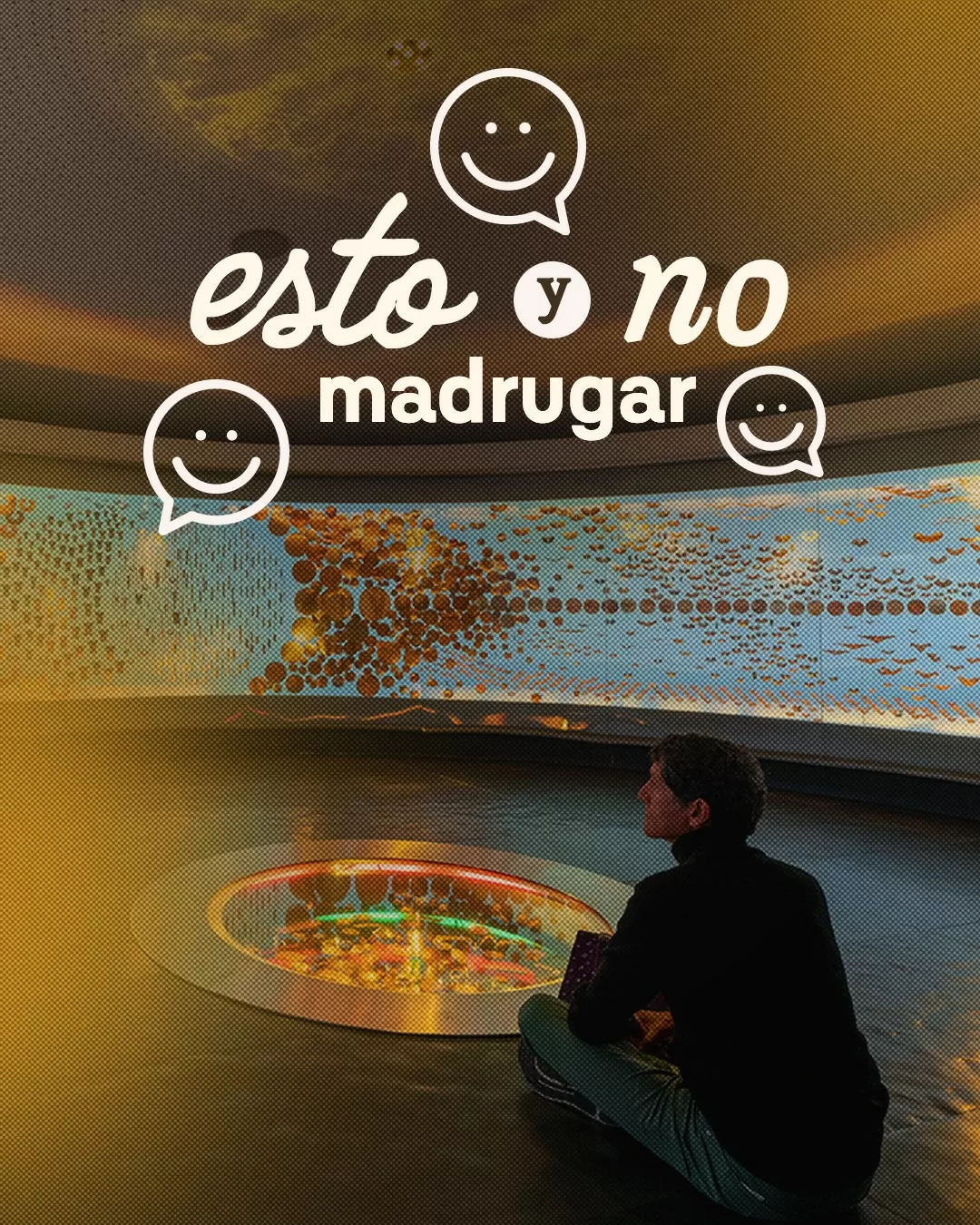 Fotografía de hombre sentado observando piezas del Museo del Oro y el texto: Esto y no madrugar