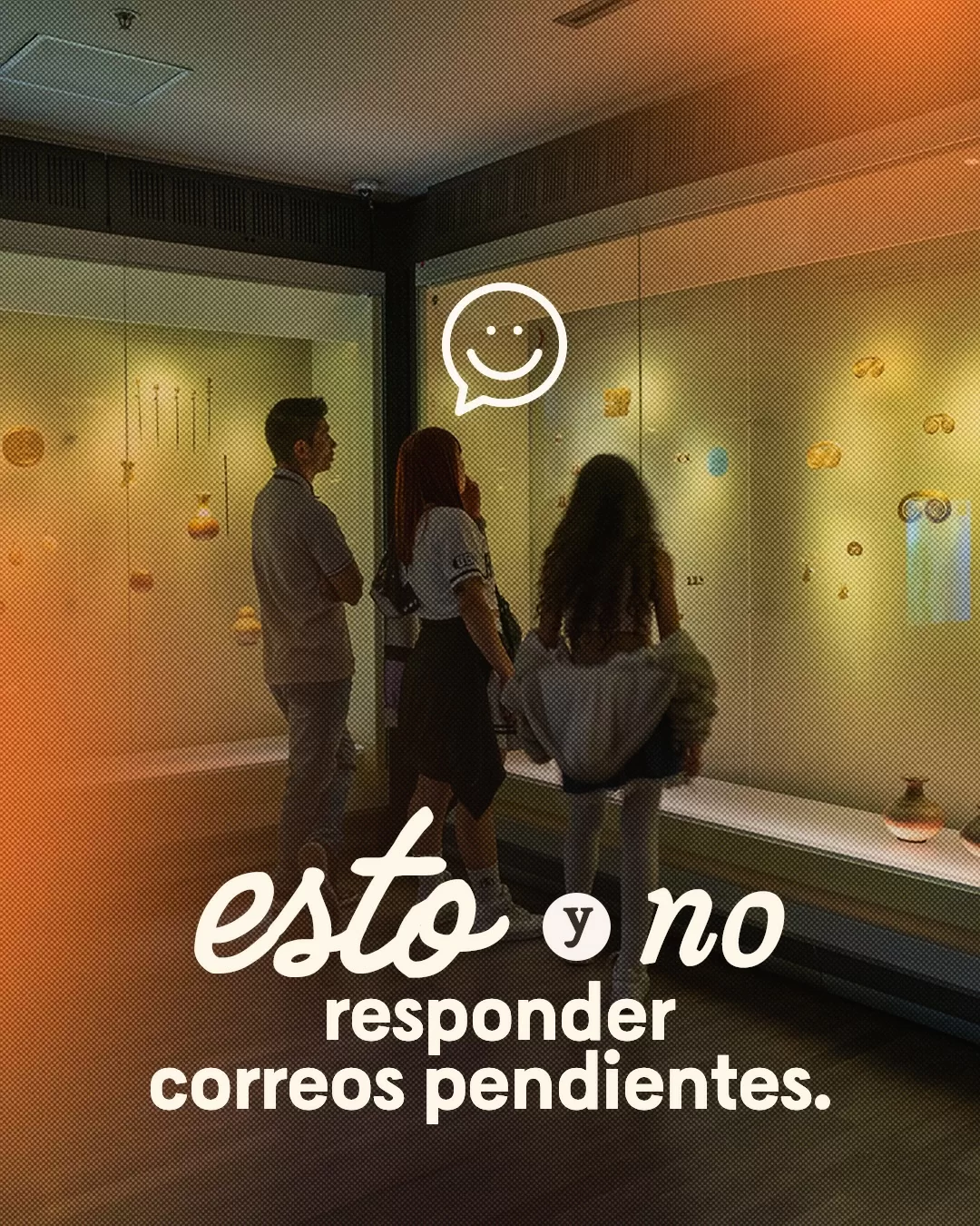 Fotografía de visitantes observando piezas del Museo del Oro y el texto: Esto y no responder correos pendientes