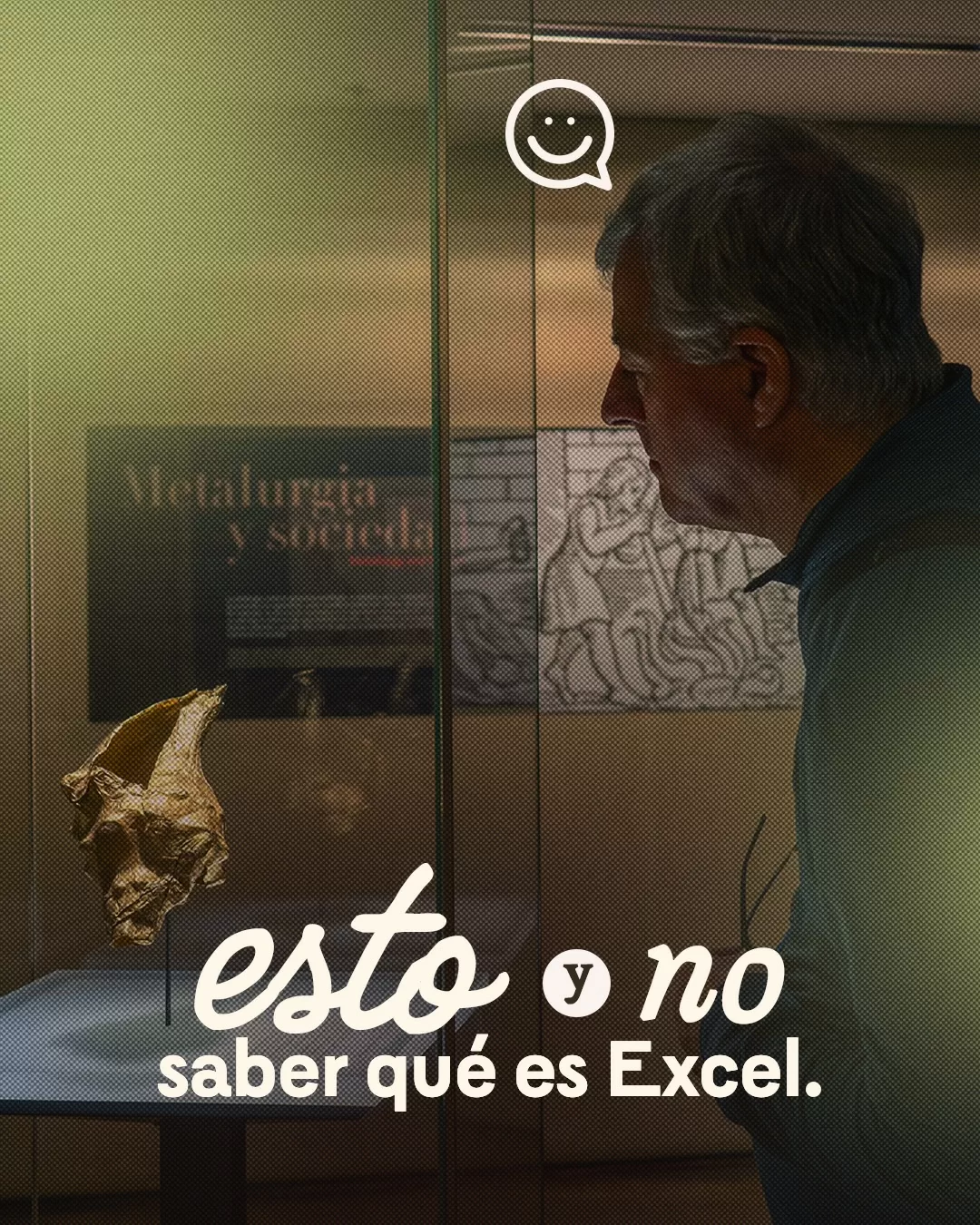 Fotografía de visitante observando piezas del Museo del Oro y el texto: Esto y no saber qué es Excel