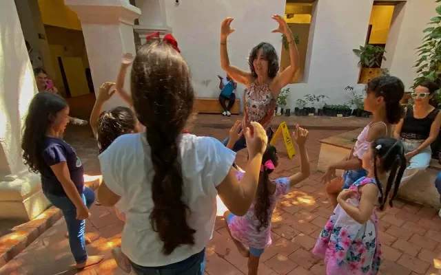 Grupo de niños bailando en el taller del Exploratorio Museo del Oro Tairona