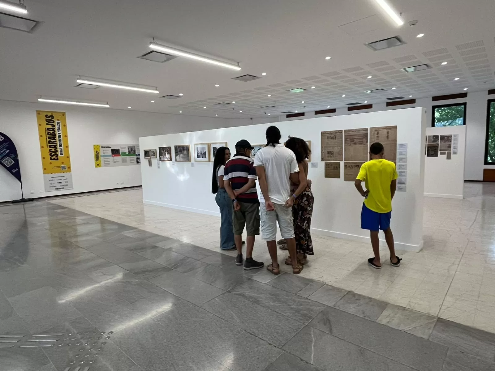 Un grupo de personas observando varias fotografías