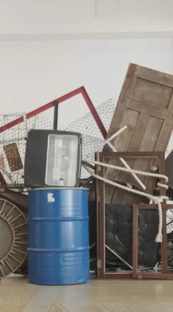 Obra Barricada, en la exposición Digna Rabia en el MAMU.