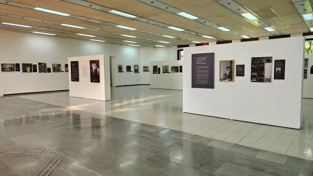 Vista de los paneles de la exposición Hernán Díaz, exhibida en el Centro Cultural Santa Marta