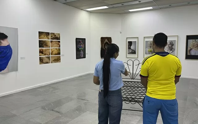 Dos personas observando una obra de arte