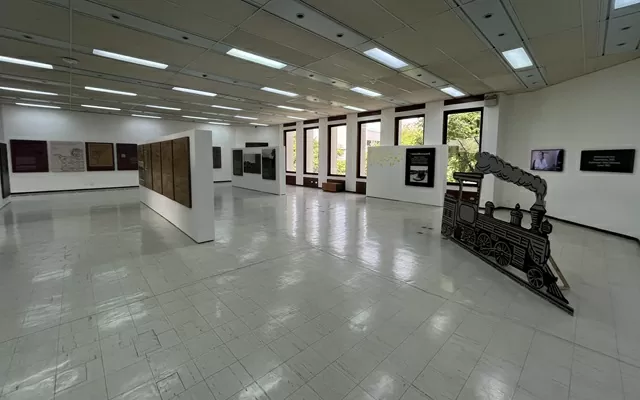 Paneles de la exposición Los rieles de la historia exhibidos en un salón