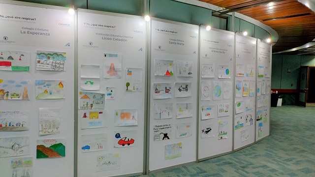 Exhibición en el hotel Irotama de los dibujos realizados por los niños y niñas del taller Y tú, ¿Qué aire respiras? Exhibición de los resultados del taller Y tú, ¿Qué aire respiras? en el Noveno Congreso Colombiano y Conferencia Internacional de Calidad del Aire, Cambio Climático y Salud Pública. Foto Equipo Hill