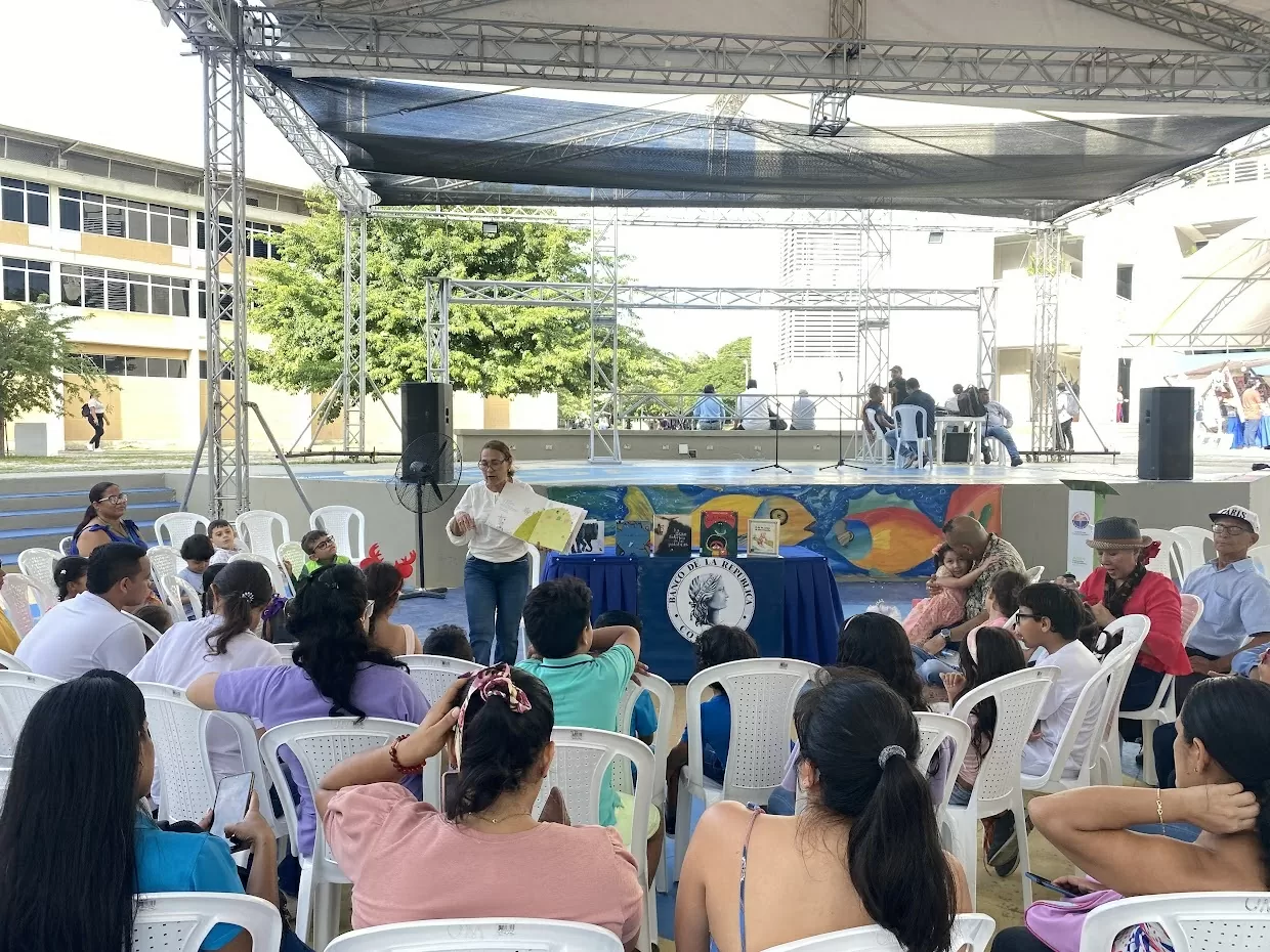 Grupo de niños participando en un taller