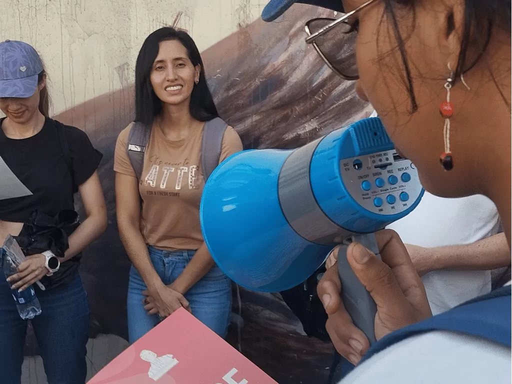 En la foto se observa a un grupo de personas en un recorrido por la ciudad de Cali