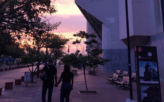 Fachada de la Biblioteca Gabriel García Márquez al atardecer 