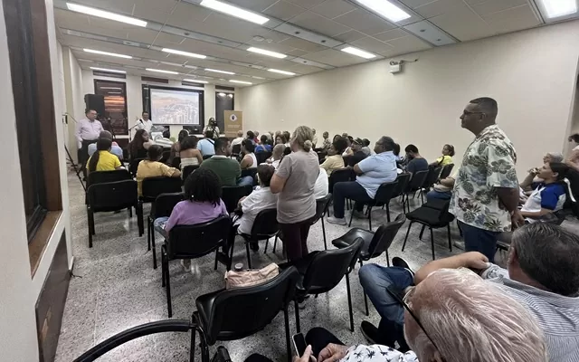 Grupo de personas escuchando una conferencia 
