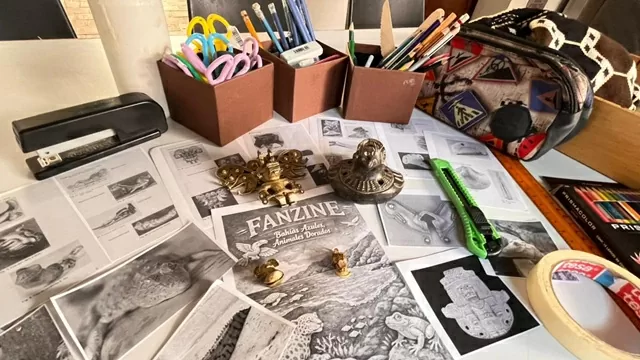 Recortes de papel y replicas de piezas arqueológicas para hacer un fanzine