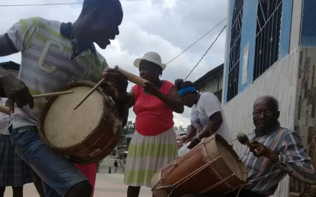 Músicos tocando percusión en Fiestas de San José en Timbiquí, Cauca