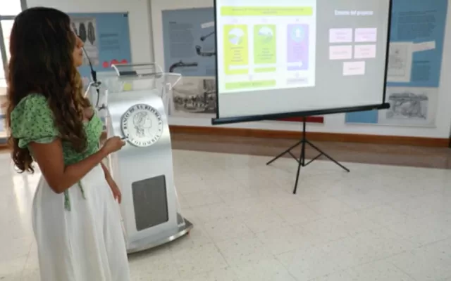 Angie Montañez y Ángela Parrado, hablando en el foro sobre el impacto de los proyecto solares, en el Centro Cultural de Honda