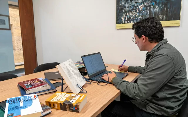 Investigador en la Biblioteca Luis Ángel Arango
