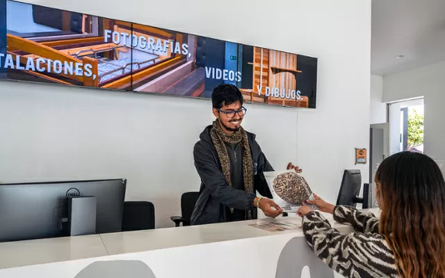 Mediador del MAMU, recibiendo a un visitante en la recepción 