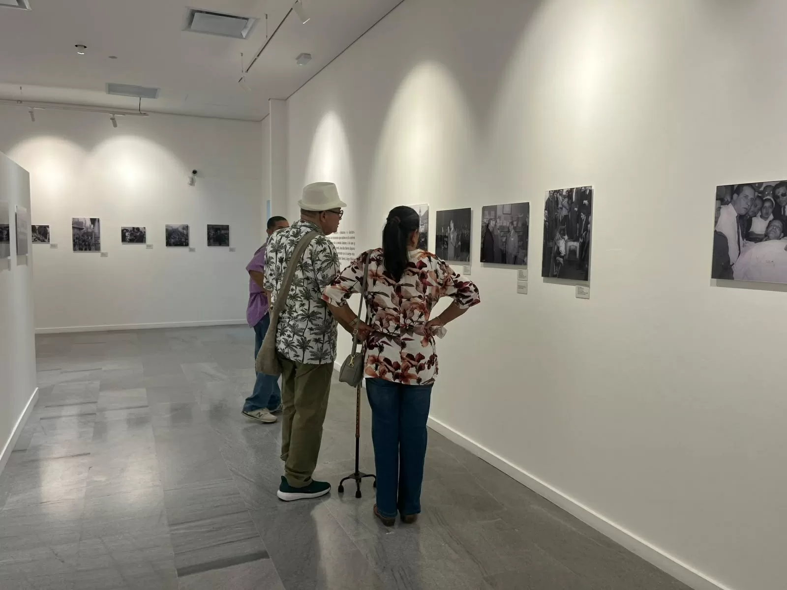 Un grupo de personas viendo una exposición